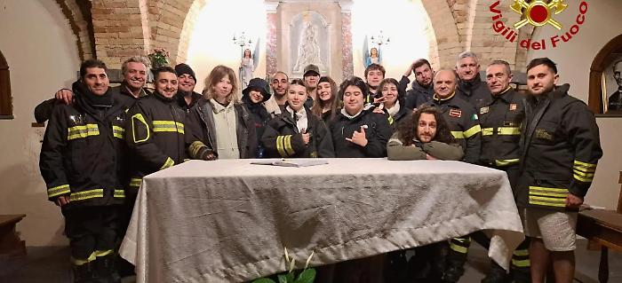 Perdono l'orientamento tra la nebbia e il buio durante un'escursione: salvi dopo indicazioni dei vigili del fuoco