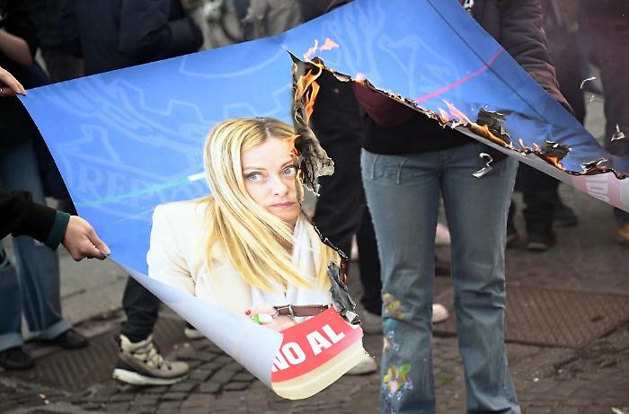 Cartelli di Meloni, Nordio e Trump dati alle fiamme a Roma: la Digos identifica i primi tre