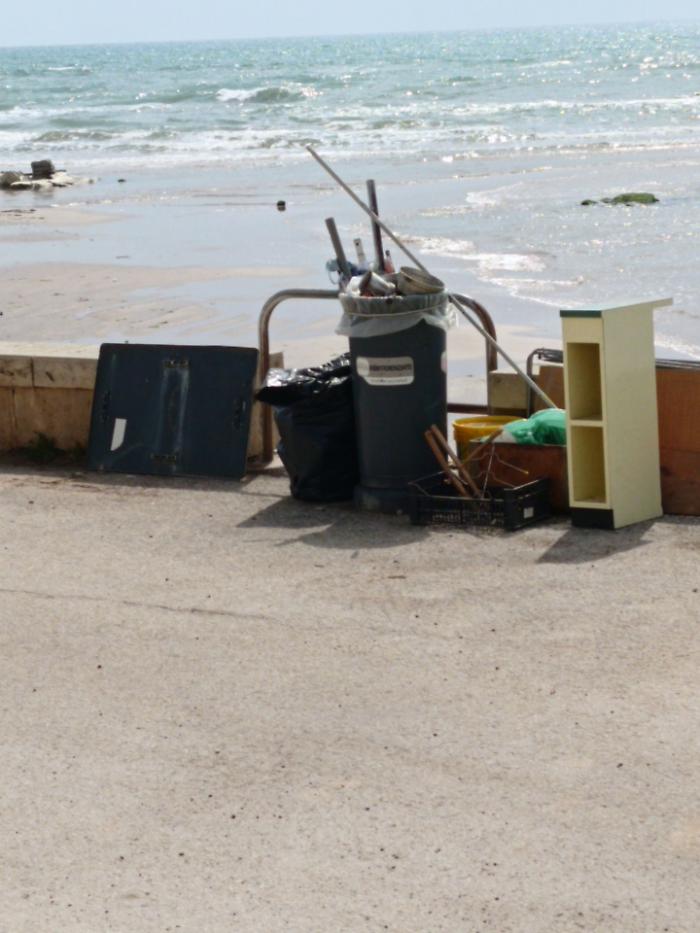 Donnalucata, lungomare trasformato in discarica