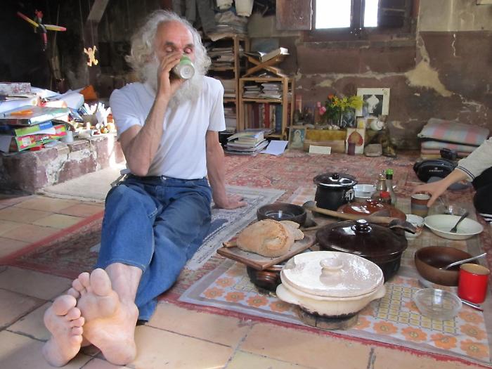 Chi &egrave; Fabrizio Cardinali, l'uomo che da 40 anni vive nel bosco senza luce n&eacute; acqua (ma &egrave; un caso diverso dalla Famiglia del bosco)