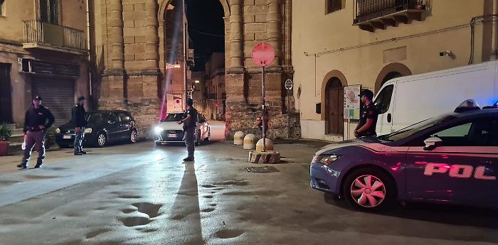 Accoltellamento in pieno centro: ferito un 27enne, indagini in corso
