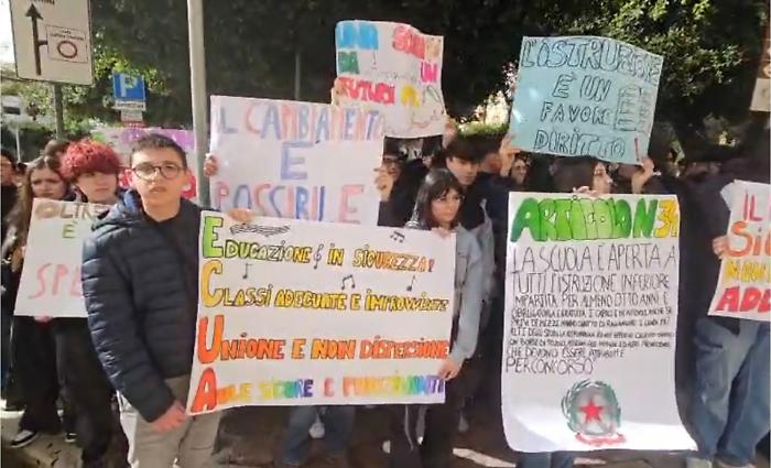 Protesta degli studenti dell&rsquo;Empedocle: "Scuola insicura, vogliamo i lavori"