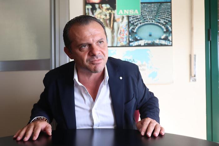 Clacson, goliardia o intimidazione? Il &ldquo;caso De Luca&rdquo; a Barcellona diventa un giallo