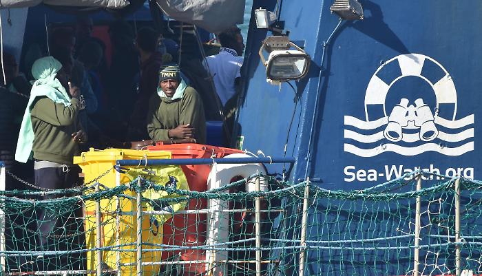 Migranti, il Tribunale dei minori ordina lo sbarco in Sicilia: Sea Watch vince il ricorso