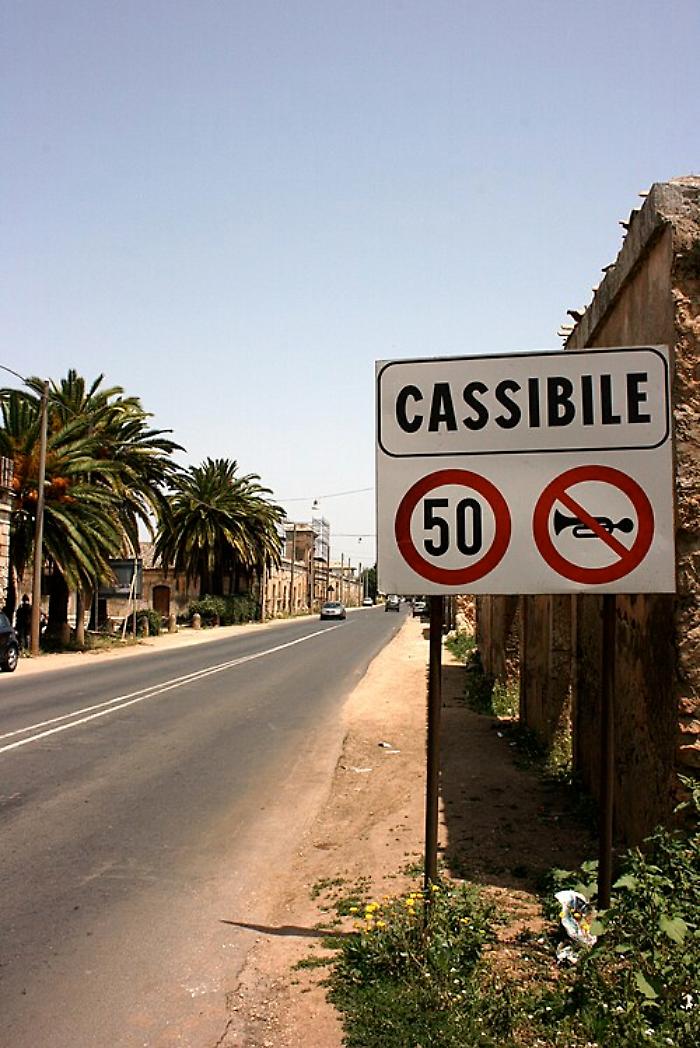 Sparano da un'auto su un uomo a piedi, lui prova a rispondere al fuoco: tre arresti a Siracusa