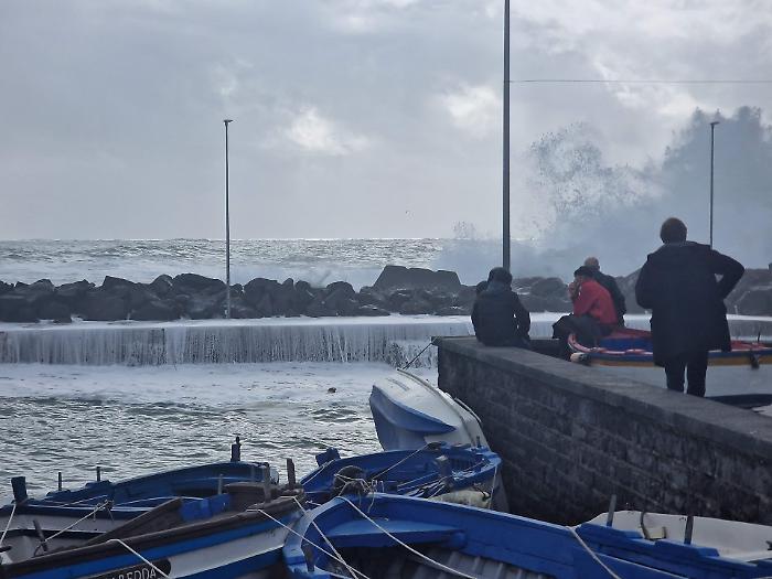 Allerta meteo, i sindaci come le mamme: le decisioni si prendono in chat &laquo;Se &egrave; arancione chiudiamo&raquo;