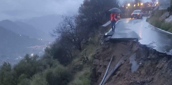 Maltempo nel Messinese: cede il muro contenitivo e crolla la strada provinciale 6 a Motta Camastra
