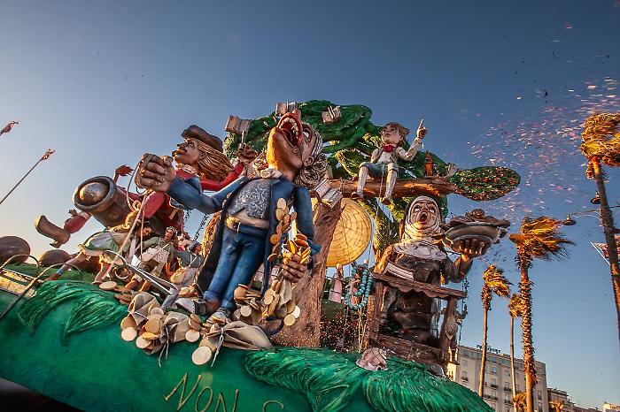 La disobbedienza come simbolo di rivolta pacifica e sognante: il carro allegorico dell'acese Matteo Raciti scuote Viareggio