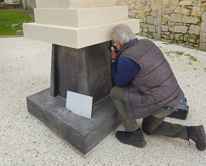Nei Giardini iblei a Ragusa la scultura donata da Salvatore Massari: pannello con testo dell'autore e Qr per la traduzione inglese
