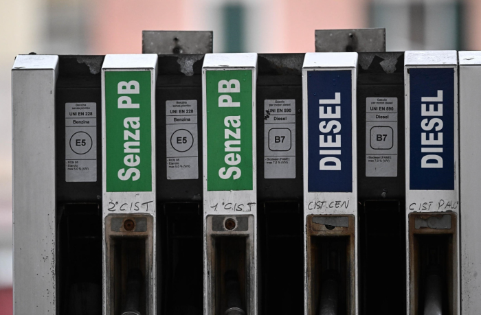 Carburanti, il governo sceglie il bisturi: taglio delle accise &ldquo;lampo&rdquo; per 20 giorni, stop al rafforzamento della social card e risorse limitate