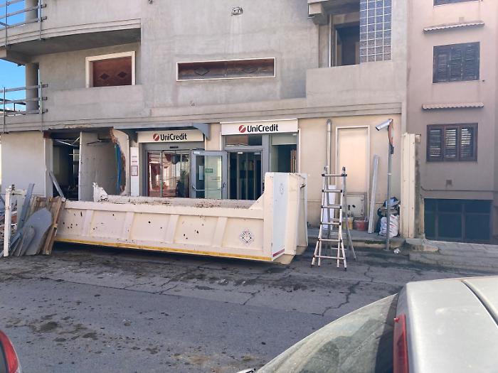 Il colpo alla filiale Unicredit di Acate, il sindaco Fidone: "Sgominare al pi&ugrave; presto queste bande di criminali"