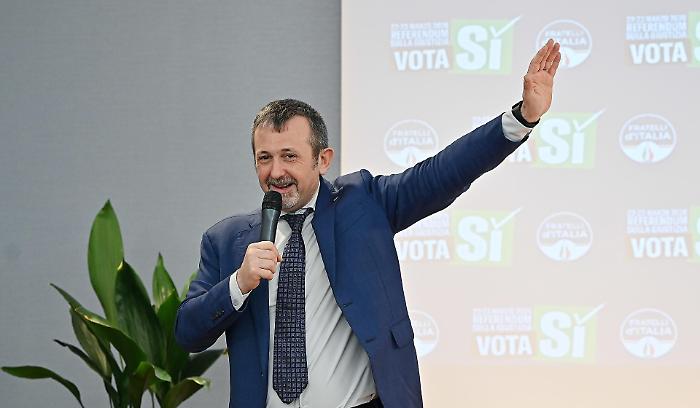 La foto che inguaia Andrea Delmastro abbracciato a Mauro Caroccia: perch&eacute; la presenza del sottosegretario nel Governo potrebbe essere al capolinea