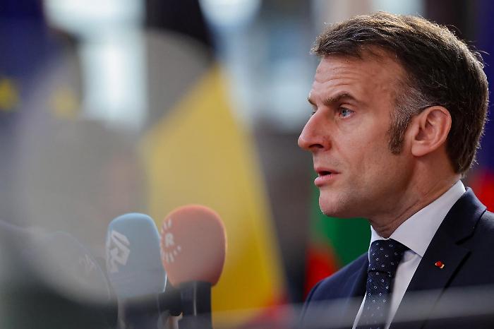 Macron tra Europa, Golfo e politica interna: asse con Berlino sul caccia Fcas, appelli per la pace e smentite sulle comunali