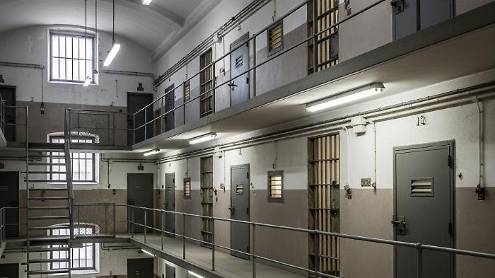 Mascella spaccata e testate ad Augusta: la Polizia Penitenziaria nel mirino