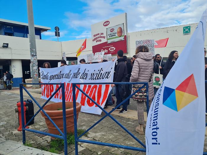 Caro voli, tornare in Sicilia a Pasqua &egrave; un lusso: prezzi alle stelle fino a 540 euro, Federconsumatori: &laquo;Le compagnie aumentino i voli&raquo;