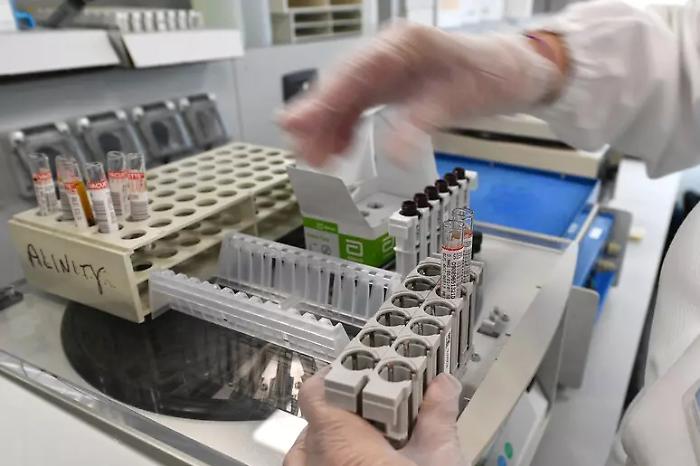 Epatite A in aumento in Campania: frutti di mare crudi sotto accusa per 133 casi e oltre 50 ricoveri