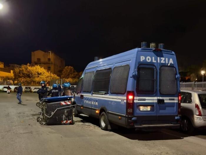 Barricate alla Zisa: i lanci di pietre, i roghi e la guerriglia urbana nella notte di San Giuseppe. Rap rimuove 50 tonnellate di legna