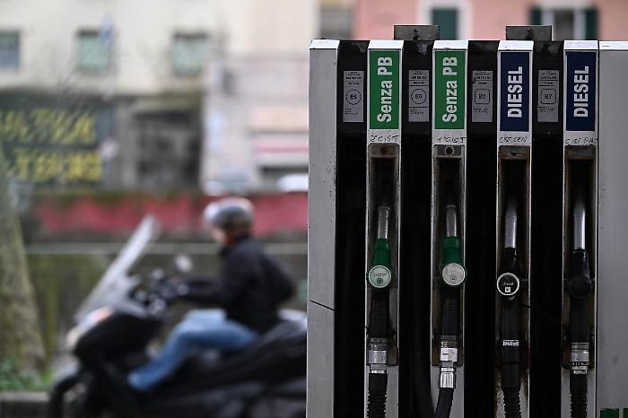 Guerra e caro carburanti, gi&agrave; attivo da oggi il "taglio" di 25 centesimi per gasolio e benzina