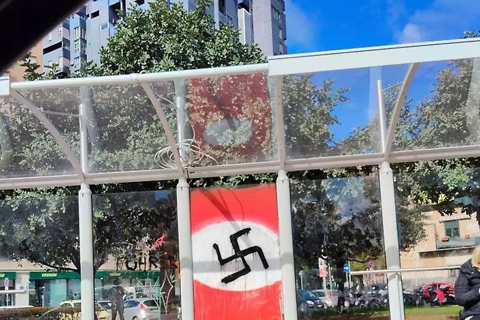 Svastica su una pensilina vicino al Renzo Barbera: l'atto vandalico alla fermata del bus in via Alcide De Gasperi
