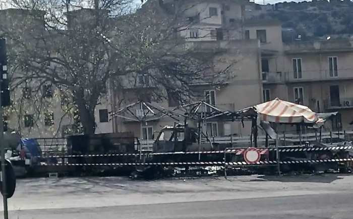 Notte di fuoco a Scicli, al rogo uno storico banco di ortofrutta