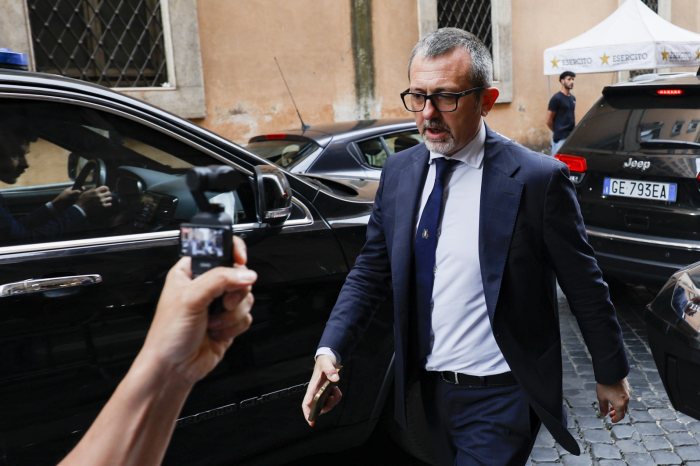 Caso Delmastro alla vigilia del referendum, Meloni lo difende: "Resta al suo posto"