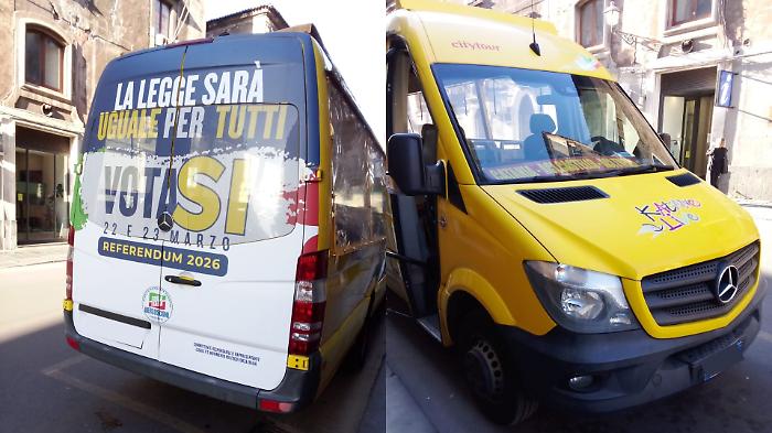 Bus turistici in piazza Duomo con la pubblicit&agrave; di Forza Italia: a Catania scoppia il caso sulla concessione del servizio
