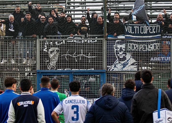 Siracusa non si arrende: tifosi raccolgono 15.634 euro e chiedono trasparenza