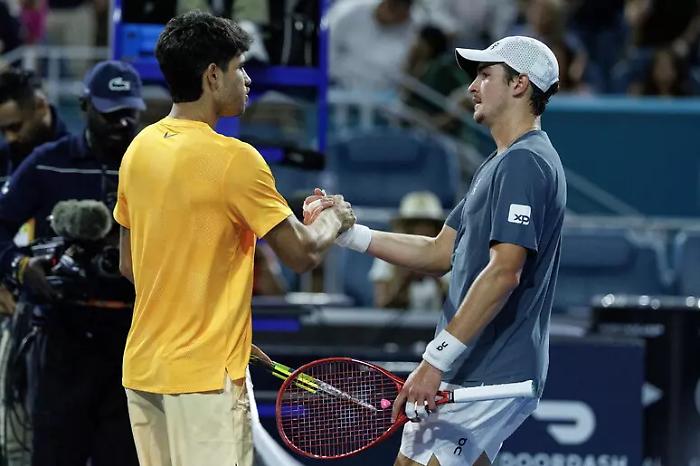 Carlos Alcaraz liquida Joao Fonseca e vola al terzo turno del Masters 1000 di Miami: fuori Cobolli e Arnaldi 