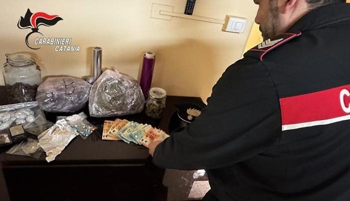 Pusher con quasi 2 kg di marijuana e cocaina "beccato" nel centro storico: arrestato