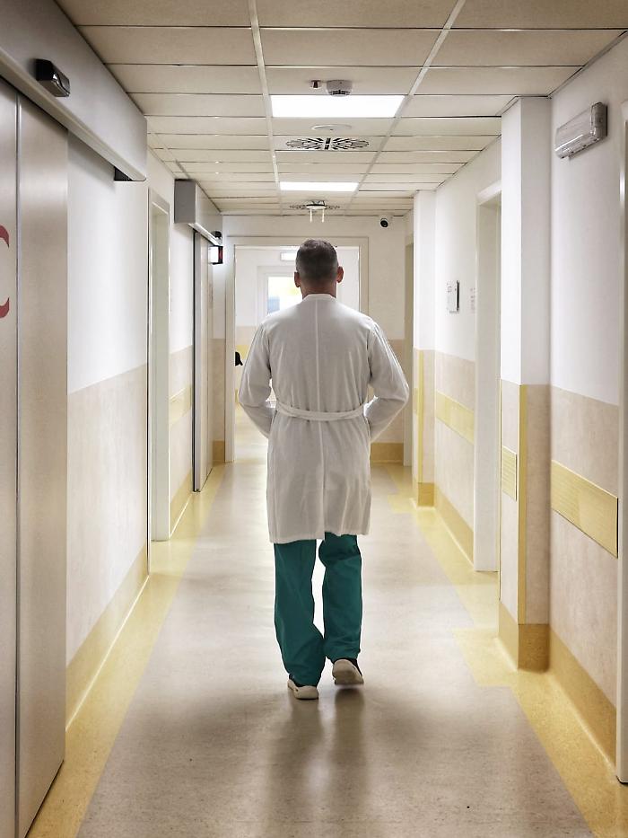 Medicine interne in Sicilia al limite: pazienti anziani, polimorbidit&agrave;, posti letto al 103% e carenza di personale