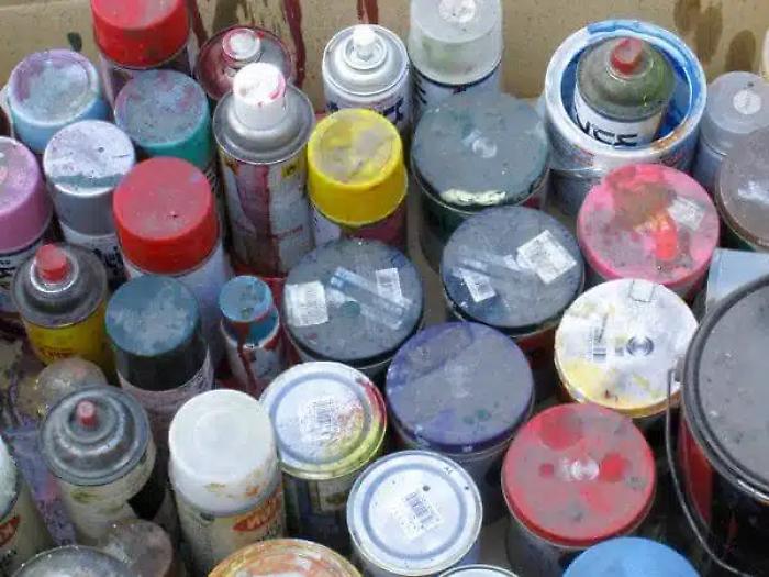 Vernici tossiche e rischio incendi nel cuore del centro storico: sigilli a un'autocarrozzeria abusiva