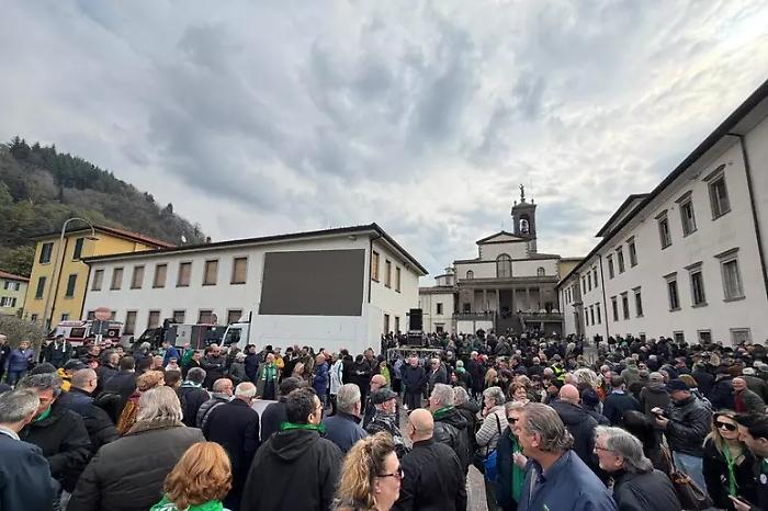A Pontida l'addio a Umberto Bossi: striscione "W Bossi", fazzoletti verdi e Meloni alla cerimonia