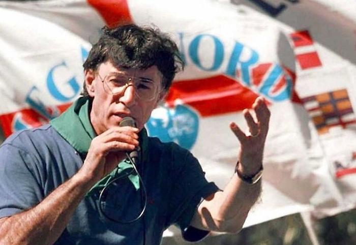 A Pontida l'addio a Umberto Bossi: striscione "W Bossi", fazzoletti verdi e Meloni alla cerimonia