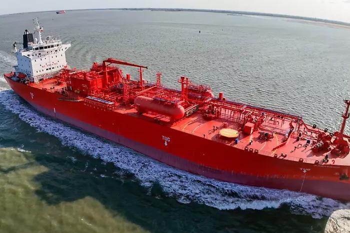 Iran sullo Stretto di Hormuz: "Resta aperto ma non ai nemici". E poi minaccia obiettivi energetici e impianti di desalinizzazione