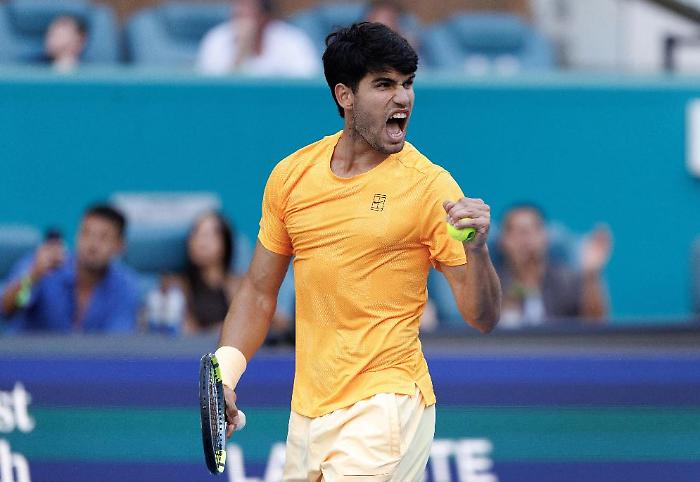 A Miami giornata di sorprese: Alcaraz battuto da Korda, Paolini eliminata e Sinner pu&ograve; accorciare le distanze