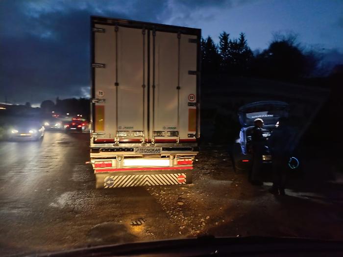 Vittoria, violento scontro tra un furgone e un tir: feriti lievi, ma carreggiata impercorribile