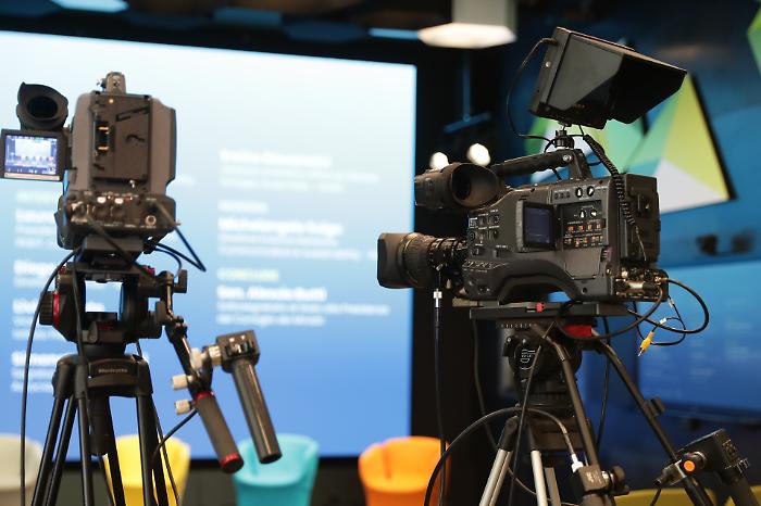 &ldquo;Roma, via degli Angeli: telecamera in frantumi, microfoni a terra&rdquo;. Aggredita una troupe Rai davanti a un alloggio occupato legato agli anarchici