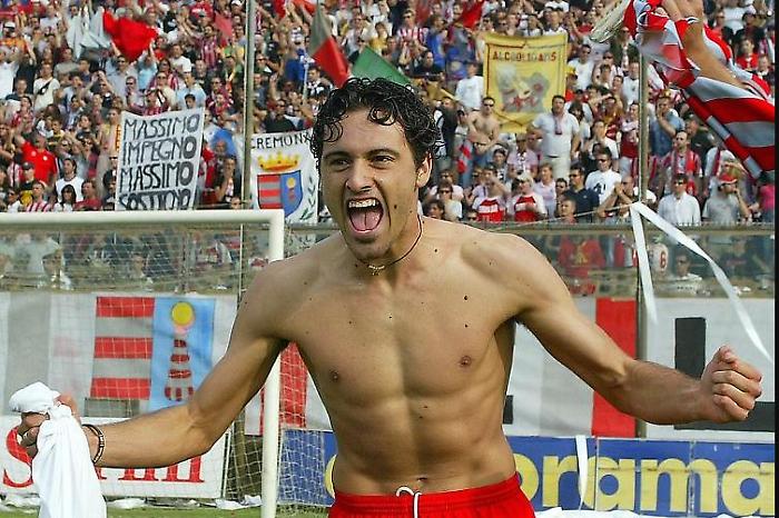 Calciatore completa l'impresa: un rigore lo porta a segnare in tutte le categorie, dalla Serie A alla terza categoria