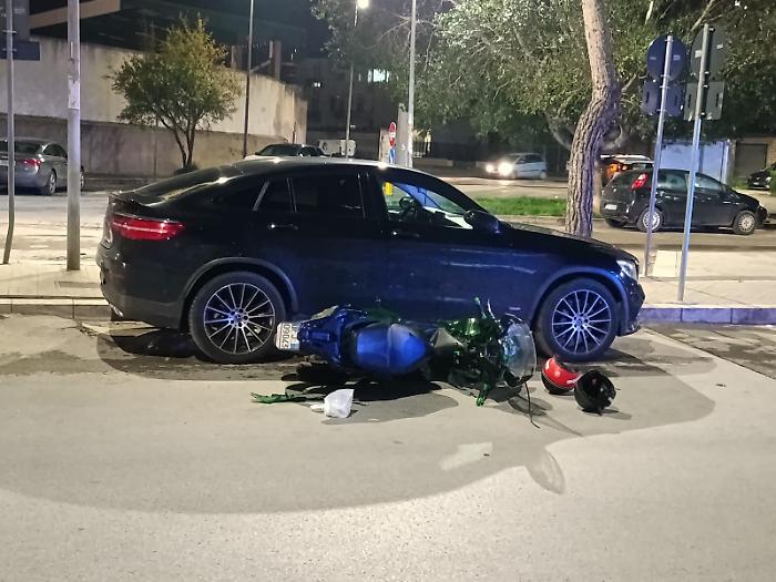 Vittoria, pirata della strada davanti allo stadio: &egrave; caccia all'uomo che ha investito due giovani in moto