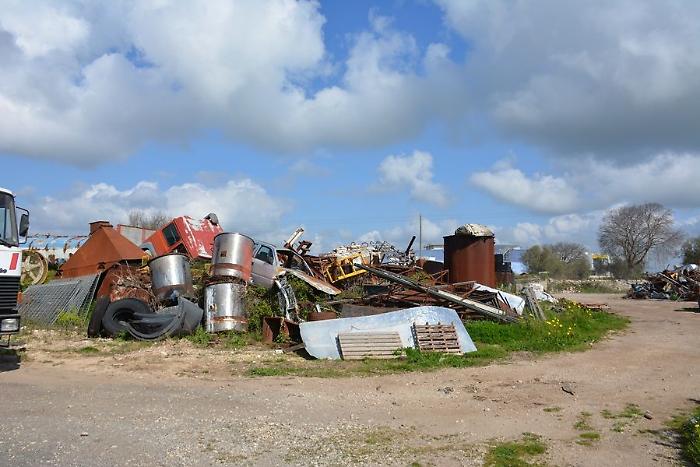 Modica, la polizia scopre discarica abusiva durante un intervento