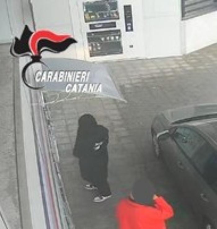 Ruba una carta acquisti e la usa per fare la spesa al supermercato: denunciato