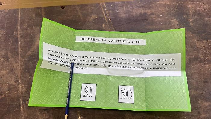 Referendum, a urne chiuse arrivano i primi exit poll: il "No" &egrave; al XX per cento. Affluenza record, inizia lo spoglio