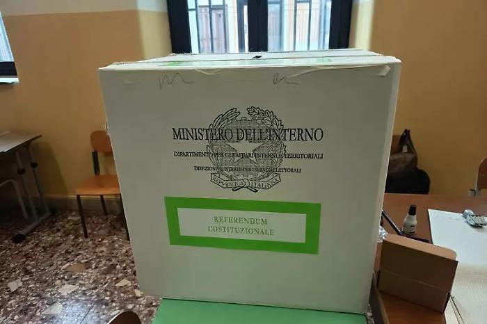Si sente male e muore durante le operazioni elettorali in un istituto a Palermo