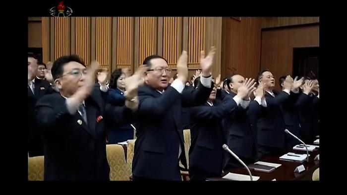 Applausi senza fine per Kim: rielezione e messinscena di potere nell&rsquo;aula pi&ugrave; blindata del mondo