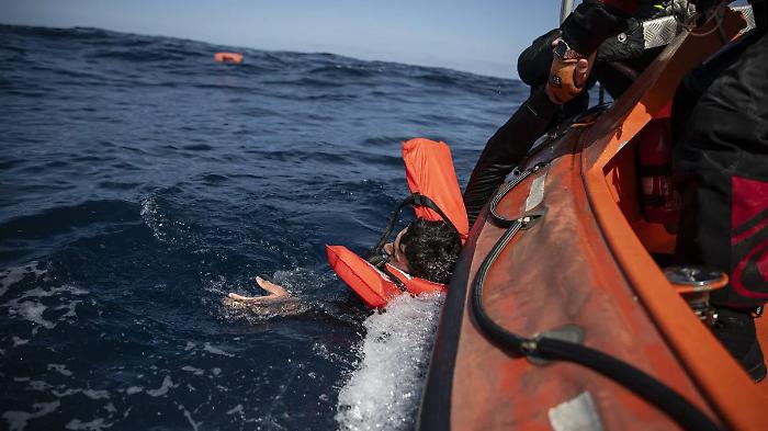 Sbarchi di migranti al gelo, a Pozzallo &egrave; l'ora pi&ugrave; drammatica