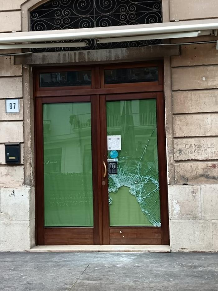 Ma che sta succedendo nella tranquilla Modica? Presa di mira anche la vetrata di una pizzeria
