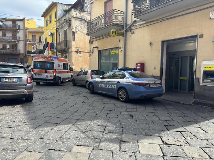 Adrano, si presenta alla Posta brandendo un coltello: &laquo;Questa &egrave; una rapina&raquo;