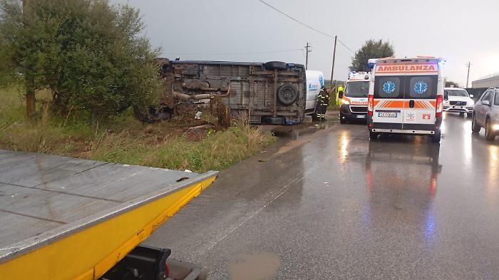 Comiso-Santa Croce, asfalto scivoloso. Furgone si ribalta: due feriti