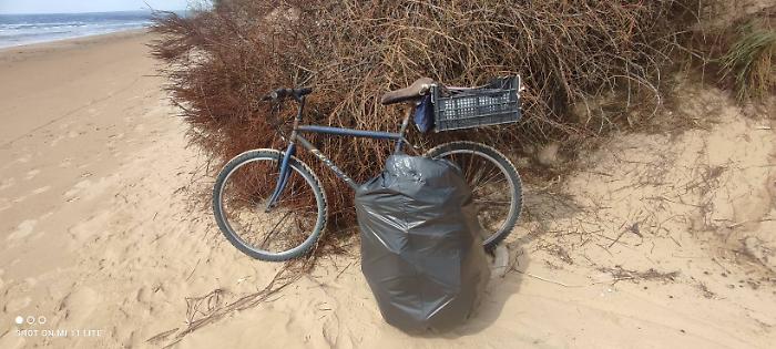 Marina Marza (Ispica), il mare restituisce la plastica e lui la raccoglie