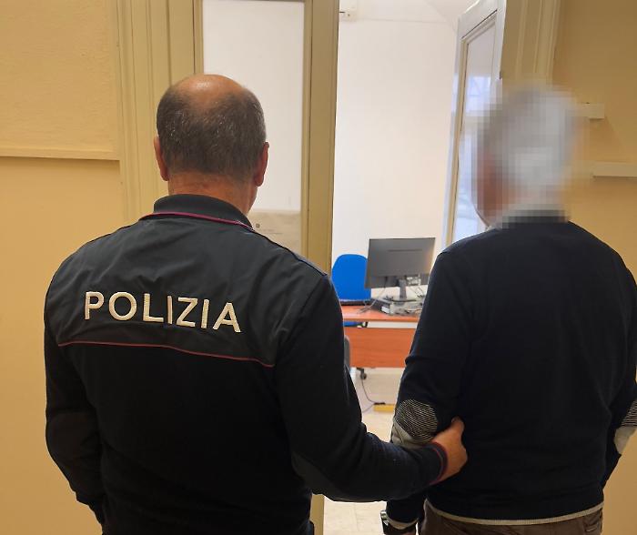Anziano si perde nel traffico, ma viene salvato in tempo: l'abbraccio commovente in questura a Catania 